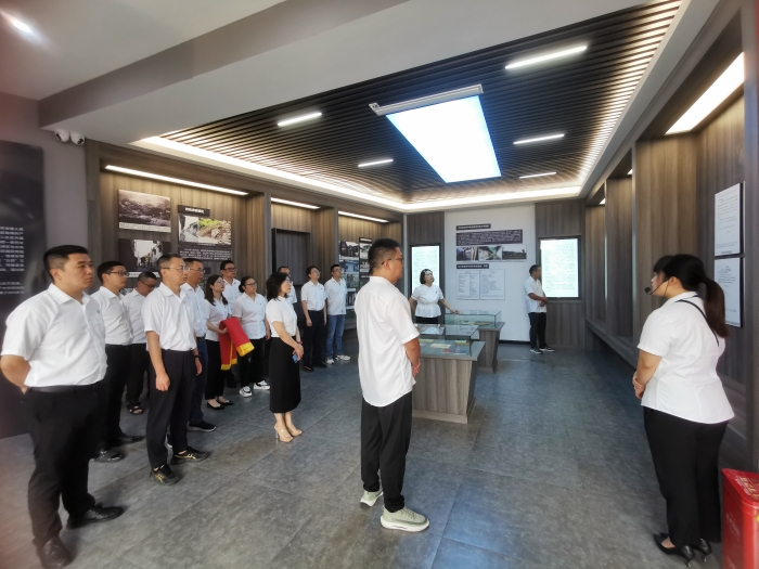 參觀黨員政(zhèng)治生活館圖片.jpg（采(cai)用）