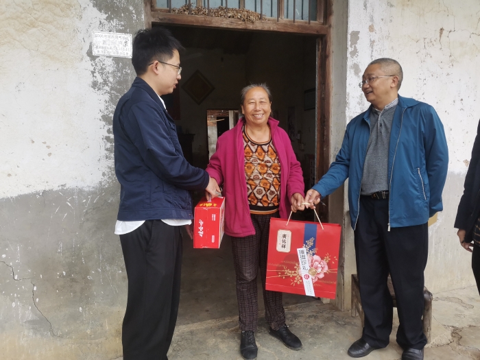 荊(jing)門分院中秋(qiu)、國慶節前走(zou)訪慰問包聯(lian)戶_2